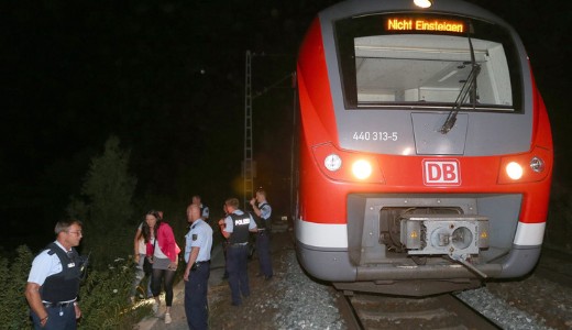 Vrfrd! Baltval s kssel esett az utasoknak a 17 ves afgn meneklt a vonaton 