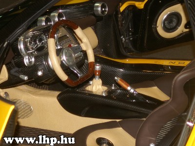 Luxusaut� ki�ll�t�s