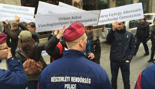 Balh� volt! Korm�nyellenes t�ntet�k dulakodtak Tarl�s besz�de alatt