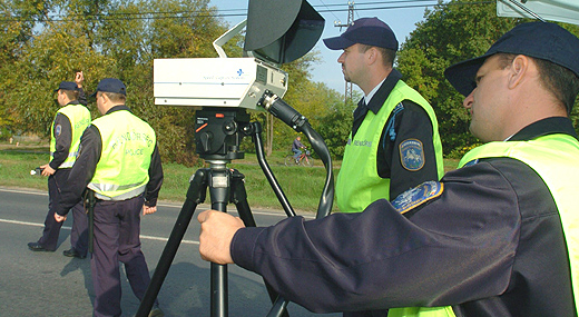 Razzi�znak: most �k vannak a c�lkeresztben