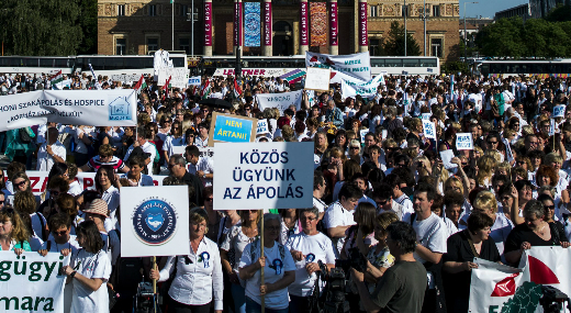 Megkezd�d�tt az eg�szs�g�gyi dolgoz�k demonstr�ci�ja