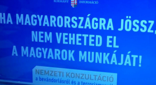 Az Egy�tt arra sz�l�tja a korm�nyt, hogy z�zza be a szerint�k gy�l�letkelt� plak�tjait