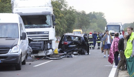 Totlkrosra trt autk s hatalmas fst - rszletek a hallos tmegbalesetrl