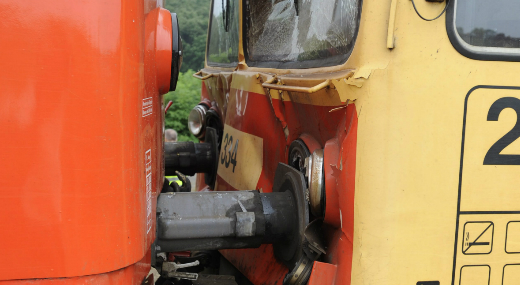 K�t vonat �ssze�tk�z�tt az Asz�d-Balassagyarmat vonalon