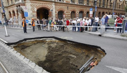 V�z al� ker�lt Budapest! Megny�lt a f�ld a brt�lis vihar ut�n