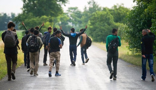 Zs�folt aut�kon pr�b�lnak a migr�nsok a f�v�rosba jutni