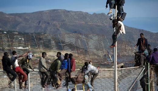 M�r majdnem k�sz hat�rz�r, de �gy is j�nnek a menek�ltek