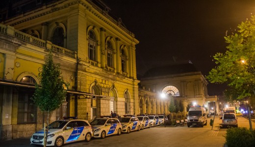 Rend�r�ket vez�nyeltek a Keletihez, menek�lteket sz�ll�tottak le a vonatr�l