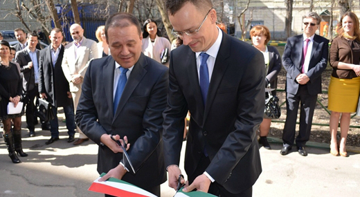 Mintegy 30 ezer Quaestor-�gyf�l f�r hozz� a k�rtalan�t�s�hoz