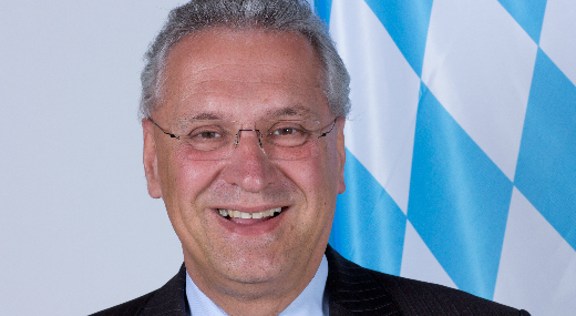 Bajor bel�gyminiszter: nem k�ldik vissza a Magyarorsz�gr�l �rkezett, m�g nem regisztr�lt mened�kk�r�ket