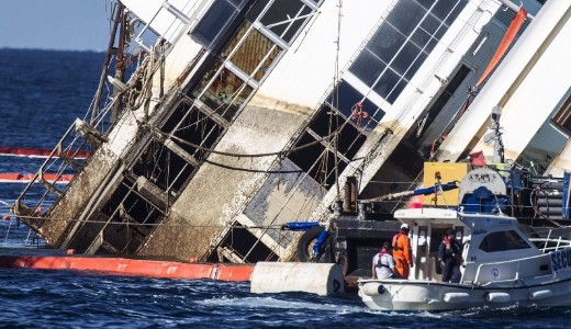 Egsz jszaka folytatdik a Costa Concordia egyenesbe lltsa