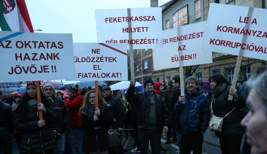 Most a tanrok viszik ki az utcra az embereket