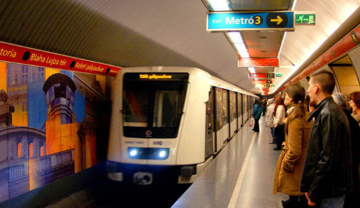 Elleptk a tzoltk a Dek teret, fst jtt a metraluljrbl 