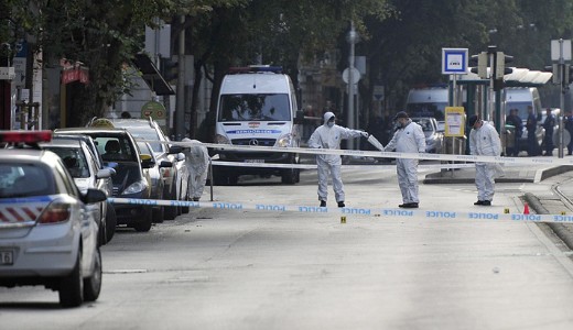 A krlmnyekhez kpest jl vannak a robbansban megsrlt rendrk