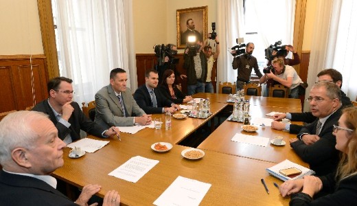 Egyetrts a kormnyprtok s a Jobbik kztt az alaptrvny-mdostsban