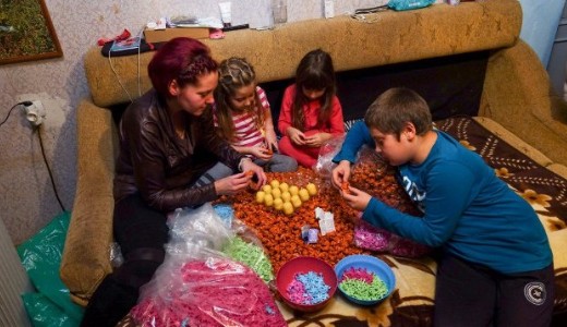 Kizskmnyolt erdlyi kisgyerekek tmik a kindertojsokat