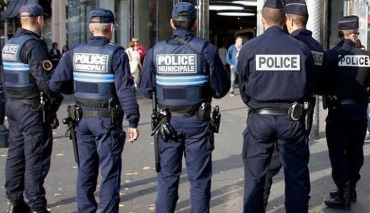 Rlttek egy rendrre Prizs egyik elvrosban
