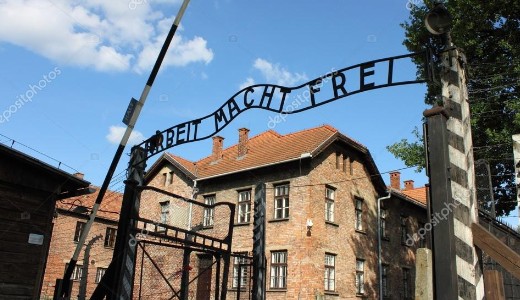 14 meztelen ember lncolta magt az auschwitzi fbejrathoz