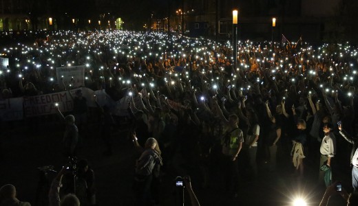 Tbb ezren tntettek a CEU mellett