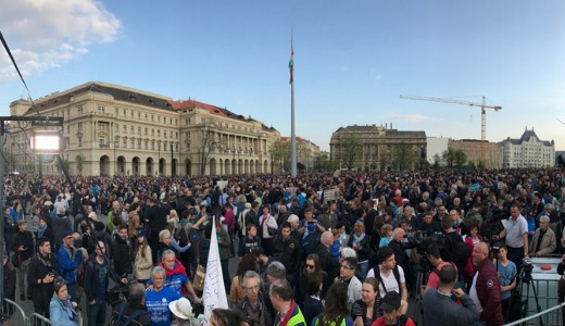 T�zezrek t�ntetnek a CEU-t�rv�ny ellen a Parlamentn�l 