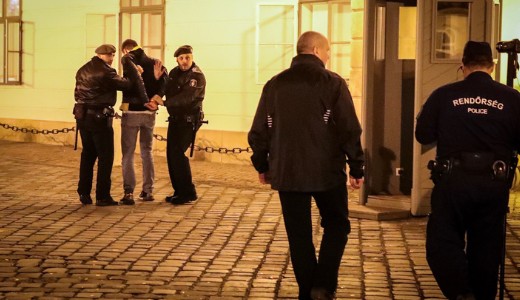 Rend�r�k vitt�k el a lak�s�r�l a h�tf� esti t�ntet�s egyik r�sztvev�j�t