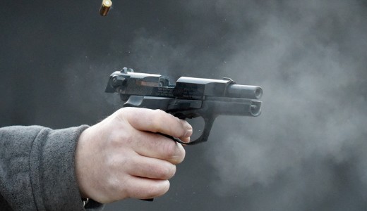 L�v�ld�z�s a Kazinczy utc�ban: egy kocsma tulajdonosa l�tt r� az emberekre egy sz�rakoz�hely el�tt 