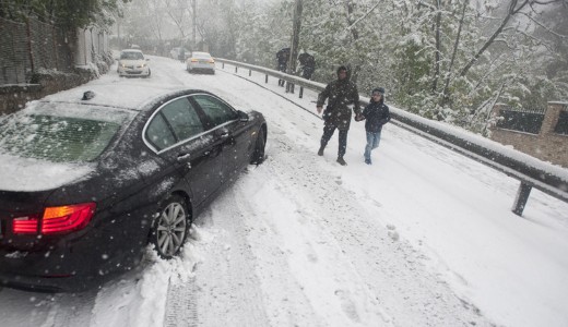 Elakadt aut�k, lez�rt utak: orsz�gszerte teljes a k�osz a h� miatt