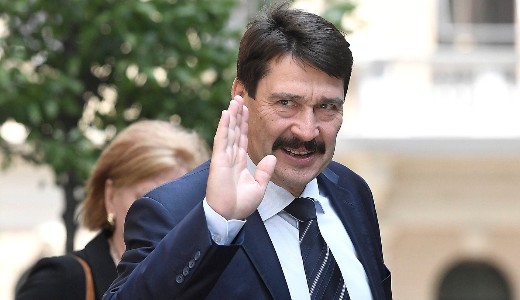 A kl�mav�ltoz�sr�l tartott el�ad�st k�z�piskol�soknak �der J�nos