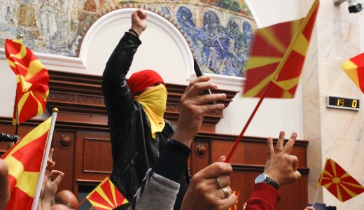 Maszkos, erszakos tntetk trtek be a macedn parlamentbe