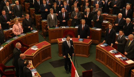 Meglep� esk�t�tel: �der bocs�natot k�rt �s visszak�zb�l kiosztotta a Fideszt �s a KDNP-t 