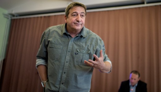 Bayer v�rt akar, de a civilek csak egy k�v�t k�rnek