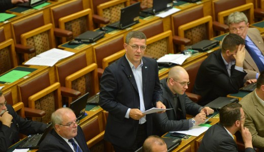 K�v�r a teljes havi fizet�s�t megvonja a fenyeget�z� jobbikost�l