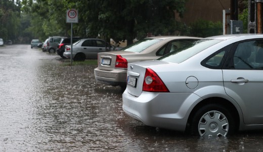 Lecsapott a vihar Budapestre, �sznak az aut�k, egy �vod�b�l t�zolt�k mentik a gyerekeket 