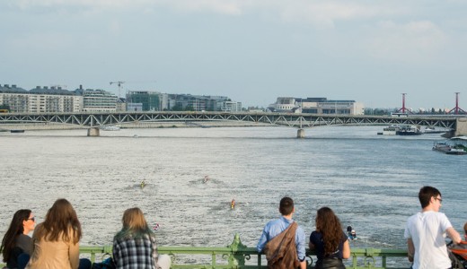 S�llyed egy haj�, olaj �mlik a Dun�ba a Duna Ar�n�n�l 