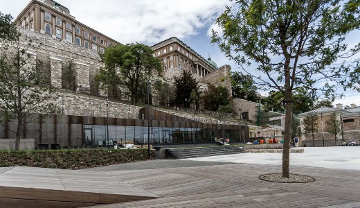 Sz�tlopott budai V�r, sz�tlopott V�rkert Baz�r