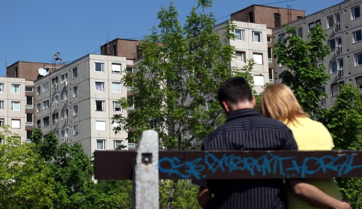 Orb�n�k lebontj�k a panelh�zak fels� szintjeit