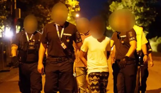 �rizetben vannak a Soundon paprikaspray-vel �kszert lop� k�lf�ldiek