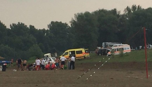 Sz�rny� baleset: vill�m csapott bele k�t n�be a strandon Csongr�don 