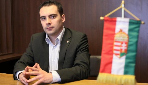 Nem remeg a kezem, �s a szenny sem �mlik a sz�mb�l!