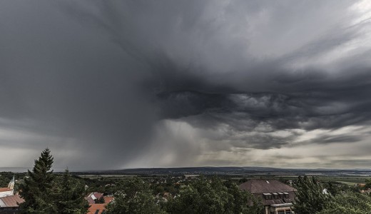 Ide�rt - felh�szakad�ssal �s vill�mokkal t�rt be az orsz�gba a vihar - riaszt�st adtak ki 