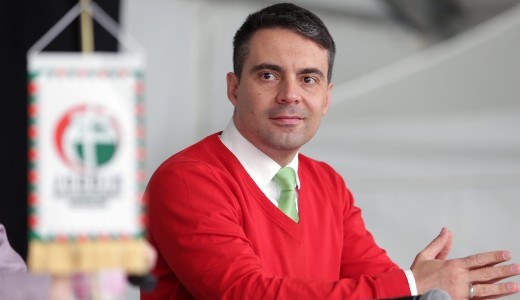 Sz�nh�zat szeretne, de bocs�natot nem k�r Vona G�bor