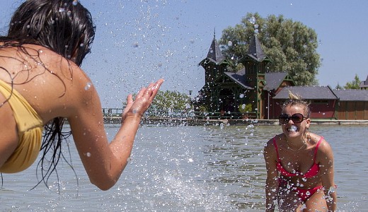 Itt a ny�r! H�s�griad�