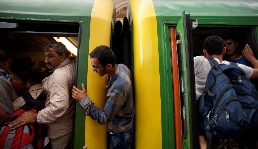 A baloldal ny�ltan, a Jobbik lap�tva t�mogatja a k�telez� betelep�t�st