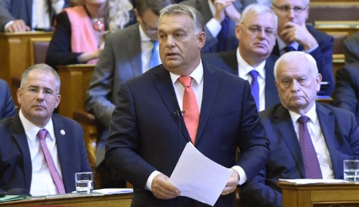 Orb�n m�r szem�ld�kcsipesszel g�nyolja Von�t