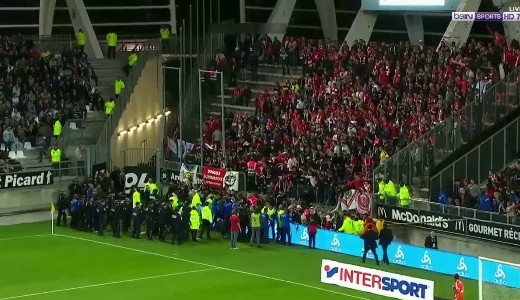 Leszakadt a lel�t� a francia futballmeccsen, sok a s�r�lt