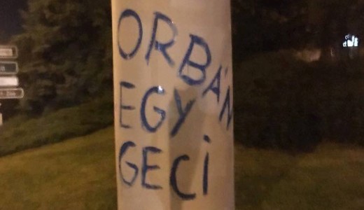 �jjeli botork�l�s k�zben cs�pt�k f�l�n Simicska Lajost a rend�r�k