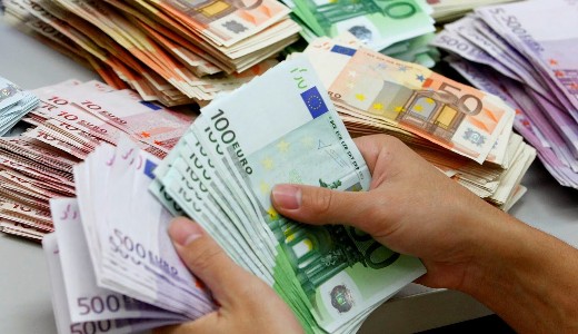 Cs�nyi: El�bb lesz eur�nk, mint azt a korm�ny szeretn� beismerni