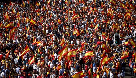 Megt�lt�tt�k Barcelona utc�it a spanyol egys�g�rt t�ntet�k 