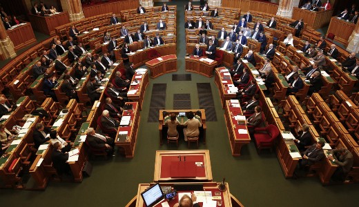 Sz�l Bernadett az eg�szs�g�gyr�l k�rdezte Orb�nt, aki sorosoz�ssal v�laszolt