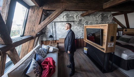 99 ezer egy szoba �ra abban az �p�letben, amit 126 ezer�rt b�rel Zsidai Roy az �nkorm�nyzatt�l